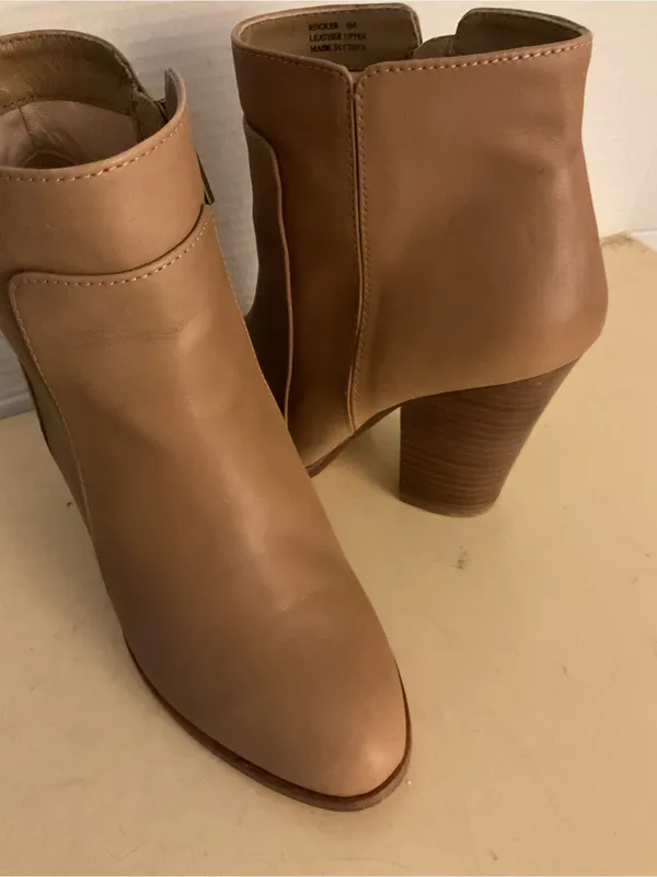 Pour La Victoire women beige Leather Chelsea heel Rocker boots US 6 - Image 2
