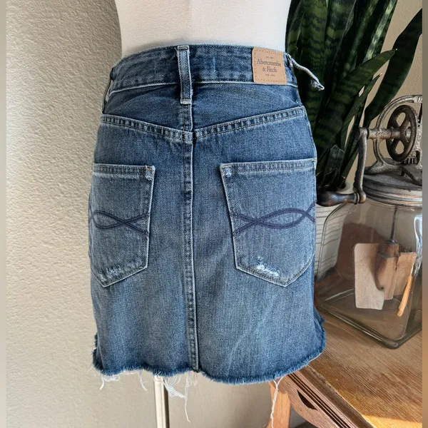 Abercrombie & Fitch Distressed Raw Hem‎ Denim Mini Skirt – Size 0 Y2K Style - Image 4