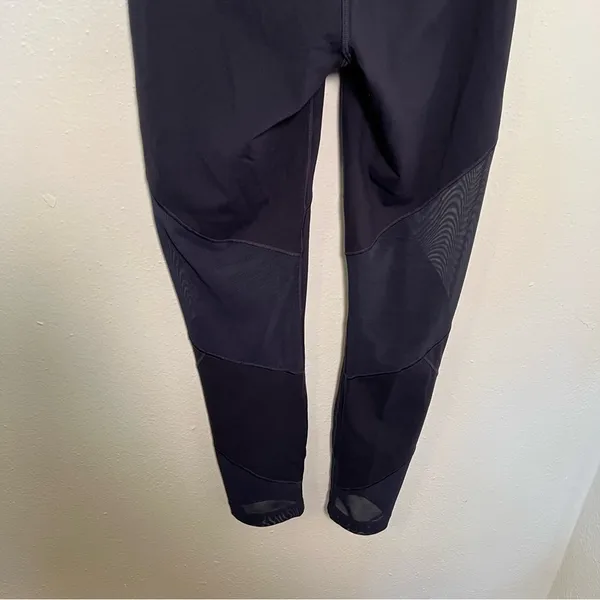 New Balance Women's Athletic Leggings Navy Blue Cropped Mesh Waist Compression - Image 10
