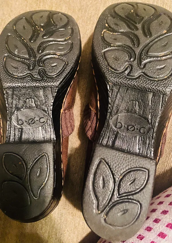 BORN Women’s brown leather b.o.c. Clogs size 7 - Image 4