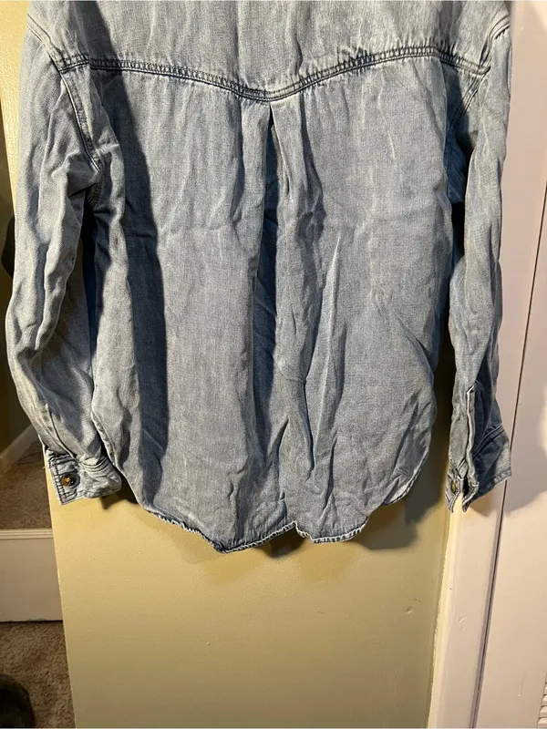 Velvet Heart Women’s Size Large Button Down Shirt Denim Light Medium Wash Chest - Image 8