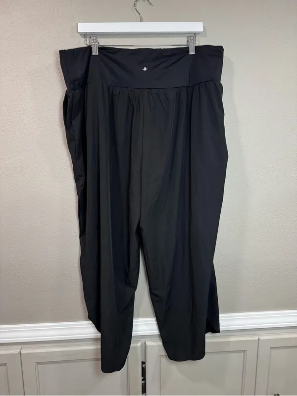 NWT Halara Breezeful High Waisted Crossover Pocket Quick Dry Capri Pants - Image 8
