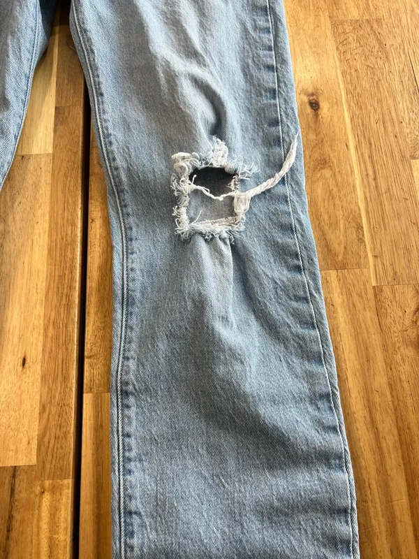Levi’s Wedgie Straight Jeans 28x28 Light Wash Distressed High Rise - Image 2
