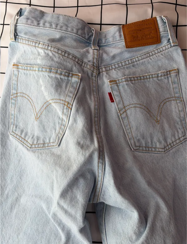 Levi's Woman’s Jeans With Rips, Light Wash Size 25 High Rise - Image 7