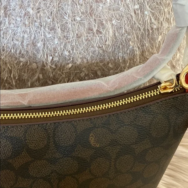 NWT Coach Brown Shoulder Bag with Timeless Elegance - Image 4