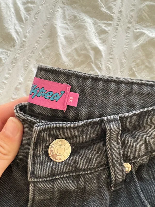 Low-Rise Edikted Jeans - Image 2
