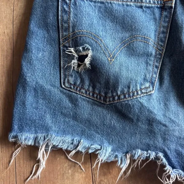 Levi’s Distressed Raw Hem Button Fly Denim Shorts Size 33 - Image 6