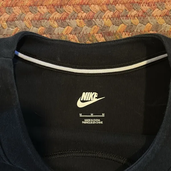 NIKE SILVER FOIL LOGO BLACK BASIC SWEATSHIRT - Image 3