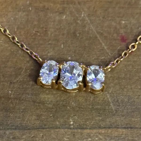 Vintage gold tone three stone necklace - Image 3