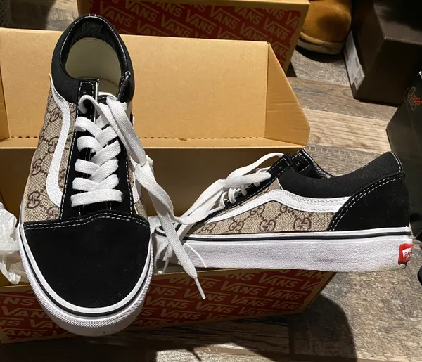 Black Size 7.5 | Curtsy - Image 2