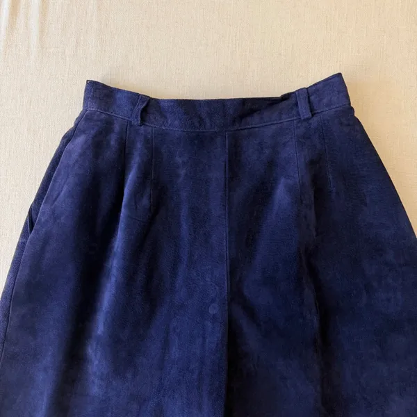 Kenar Vintage 90s High Waisted Suede Leather Pleated Shorts Women 4 Navy Blue - Image 6