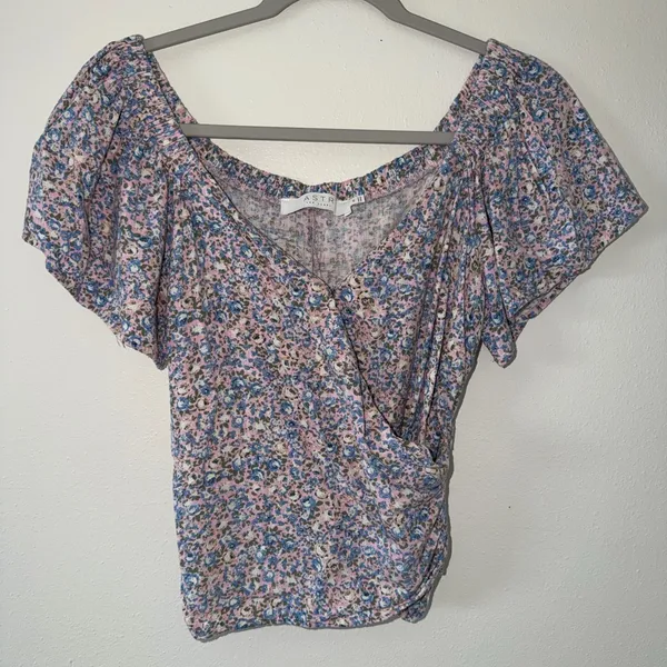 Revolve ASTR the Label Flutter Sleeve Pink and Blue Floral Wrap Blouse women’s medium - Image 5