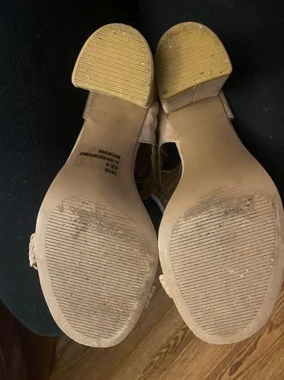 Tan Heels Size 9 - Image 4