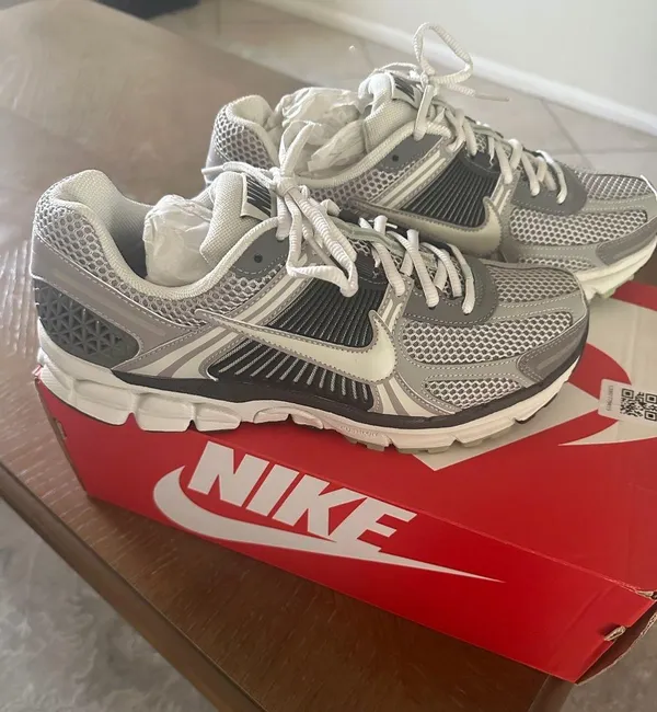 Women’s Nike Zoom Vomero 5 Size 10.5 - Image 2