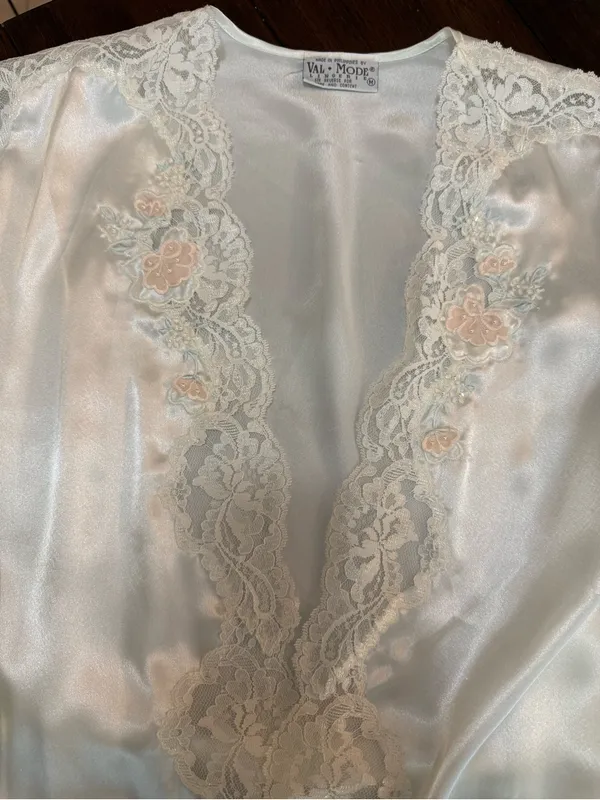 Vintage ValMode Women's Cream Lace-Trim Satin Robe - Elegant Long Sleepwear M - Image 5