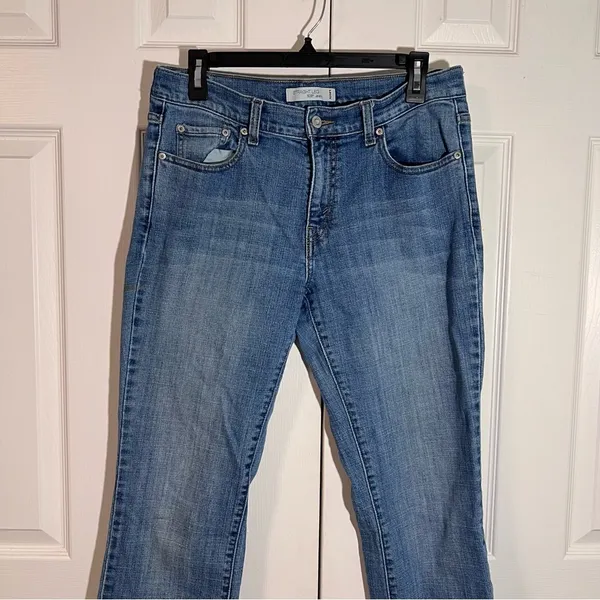 Women’s Levi jeans light wash - Image 6