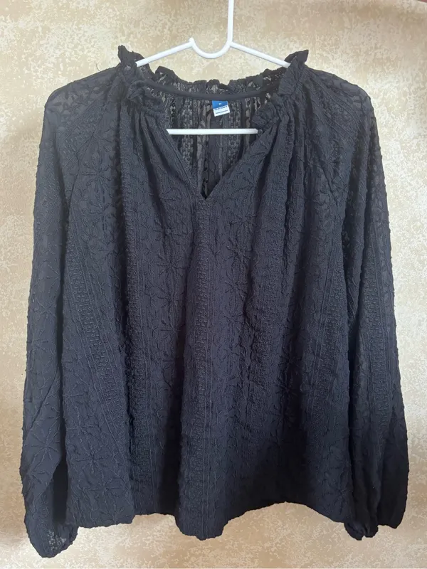 Old Navy Ruffle Trim Split Neck Top in Black - Size: Medium - Image 4