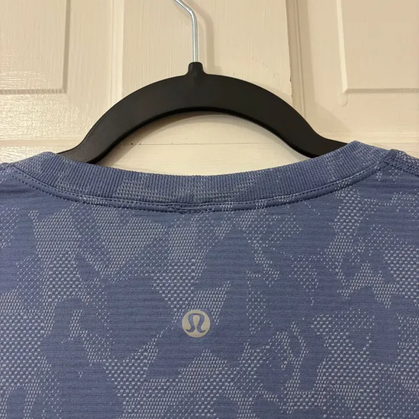 Lululemon Swiftly‎ Tech Long Sleeve Hip Length 8 Blue Camo Athletic - Image 3