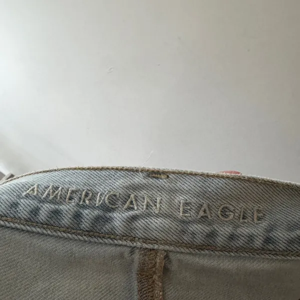 American Eagle Light Wash Distressed Mom Jean Shorts Size 4‎ - Image 5