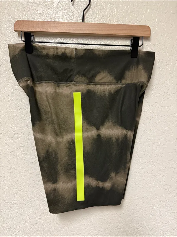 NIKE One Luxe 7” Olive Tie-Dye Bike Shorts Neon Yellow Side Stripes Size Large - Image 10