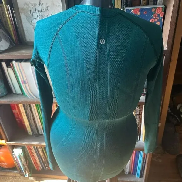 Lululemon Swiftly tech Athleisure size 4 long sleeve top - Image 5