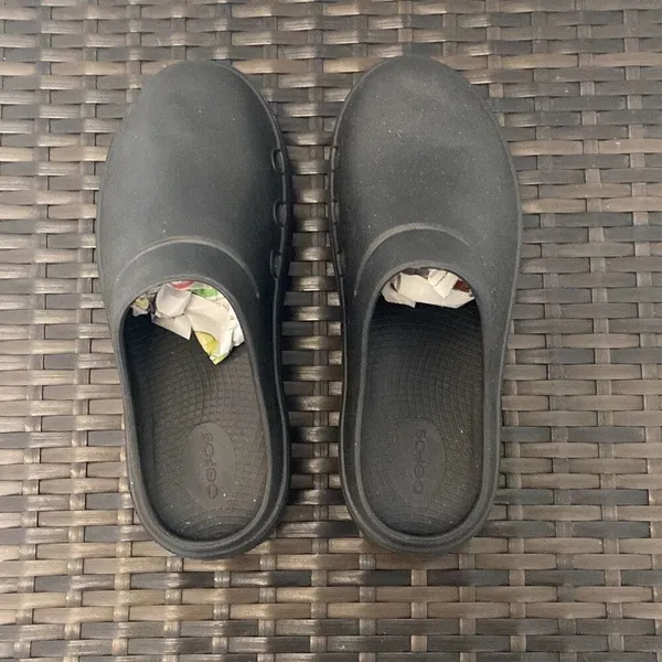 Oofos clogs shoes, women’s size 8 Black - Image 4