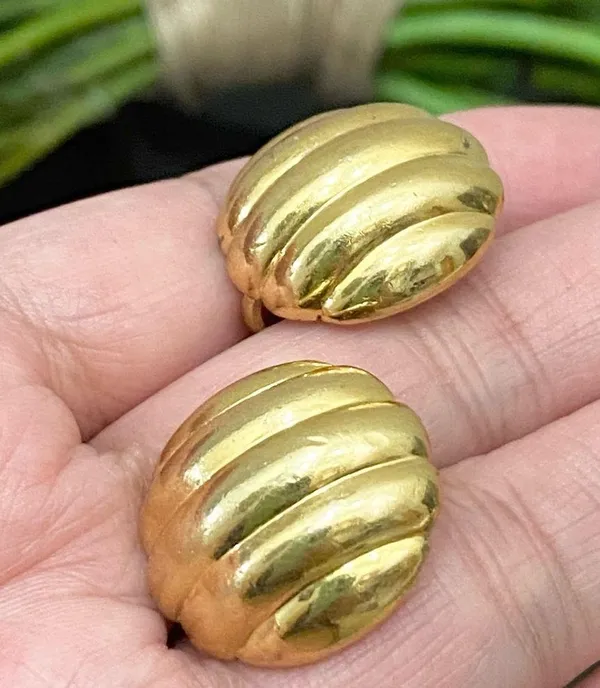 Vintage 60’s TRIFARI Polished Gold- tone Dome Clip On Earrings - Image 8