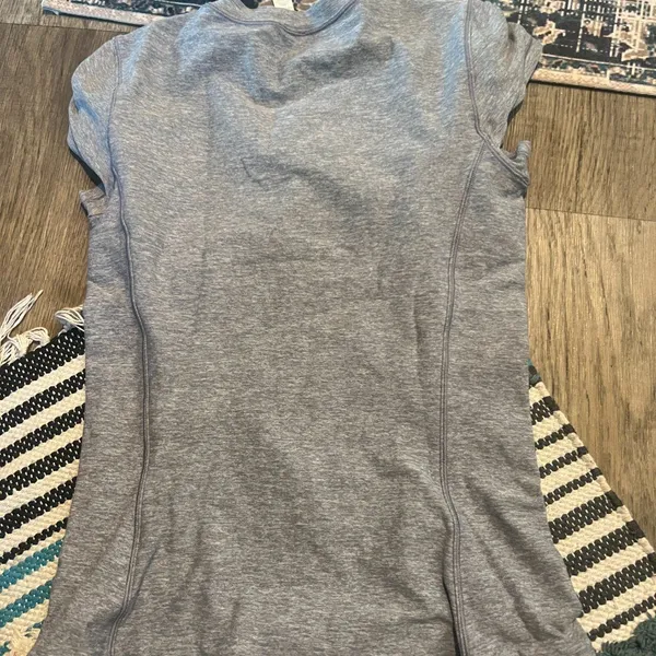 Lululemon short sleeve athletic top in size 4z. - Image 8