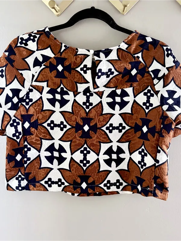 Brown White Black Geometric Retro Print Crop Top Short Sleeve M - Image 4