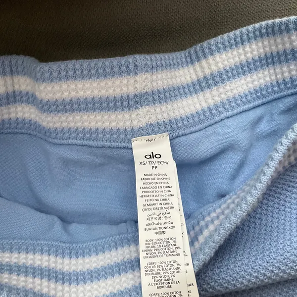 Alo Yoga Tennis Club Sweater Knit Hot Short Seashell Blue/White XS - Image 3