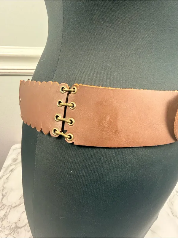 Vintage metal and leather brass shaped floral belt - Image 5