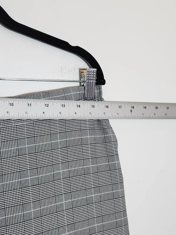 Nordstrom Rack Black and White Plaid Pull-On Ankle Pants Size Large - Image 5