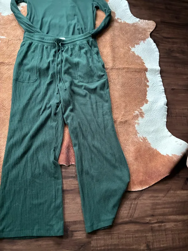Wonderly 2 piece long sleeve and pants set size medium top and large bottoms I don't believe the set actually goes together but it work well together! - Image 2