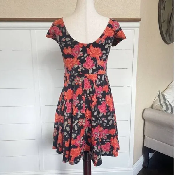 Kimchi‎ Blue by Urban Outfitters Skater Cap Sleeve Floral Dress - M - Image 2