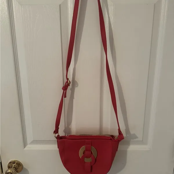 Elegant Red Shoulder Bag with Gold Accent - Image 2
