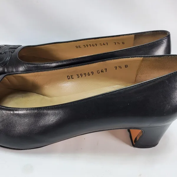 Salvatore Ferragamo Gancini‎ Pumps Womens 7.5 B Black Leather Block Heel Italy - Image 2