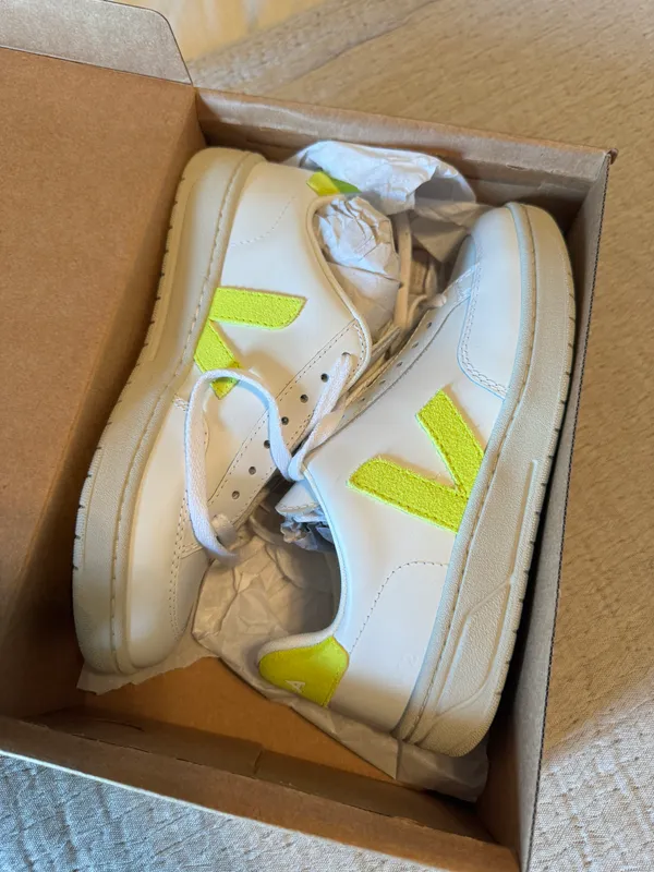 VEJA NIB Size 7  V-12 Jaune Fluo - Image 4