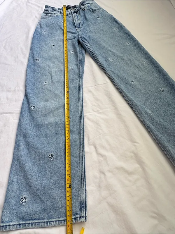 Hollister W25S Ultra High Rise Dad Jeans Floral Embroidered Light Wash - Image 3