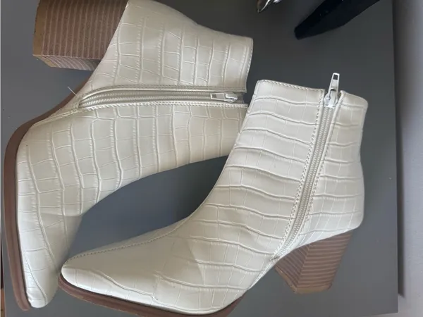 Forever 21 White Croc-Textured Ankle Booties with Block Heel - Image 7