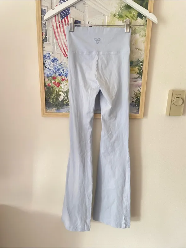 Aritzia Tna Kick Flare Leggings Light Ice Blue Size Small - Image 4