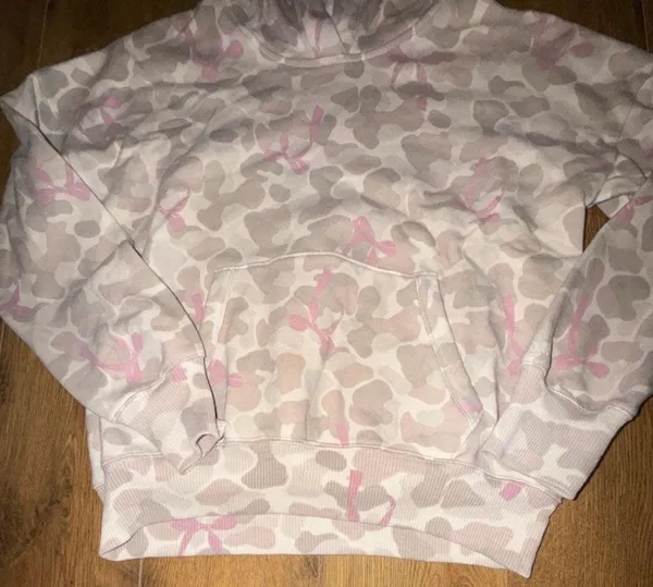 abercrombie kids A&F Essentials Pink Camo Hoodie Size 13/14 Abercrombie Kids A&F Essentials hoodie in a pink and tan camo print. Size 13/14. Pullover style with kangaroo pocket, long sleeves, ribbed cuffs and hem. Gently used with minor wear, no holes, stains, or damage. - Image 3