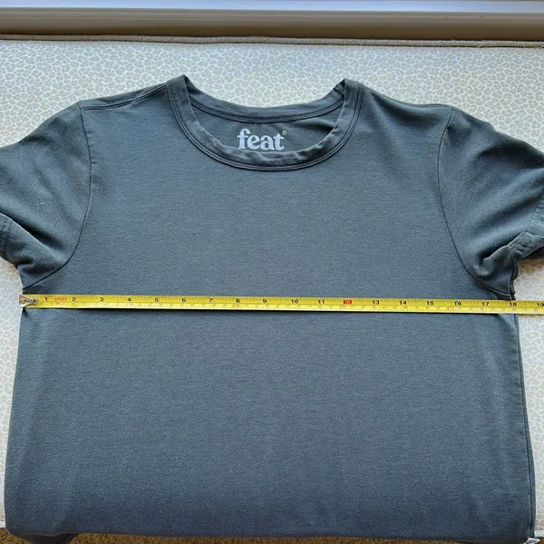 Feat Gray Short Sleeve Crew Neck Cropped Tee Shirt size S - Image 7