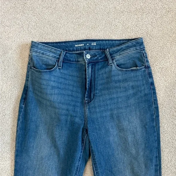 Old navy high rise flare blue solid wash jeans in size 10 - Image 2