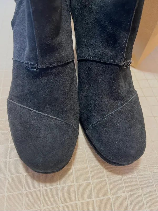 Toms: Women’s SZ8 Desert Wedge High Black Suede Heel Booties - Image 2