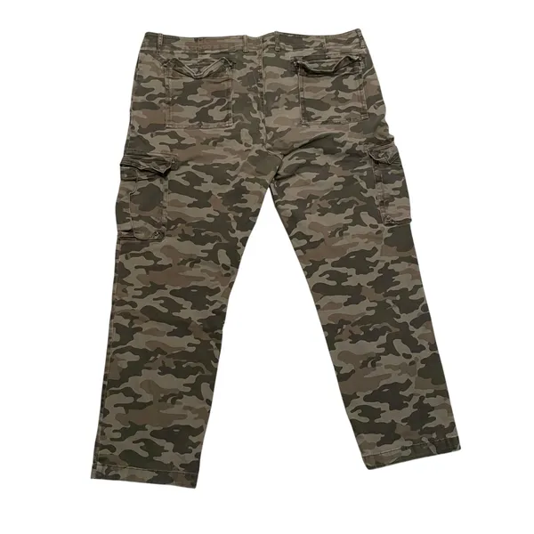 Men’s camo cargo pants size 40 x 29 - Image 2