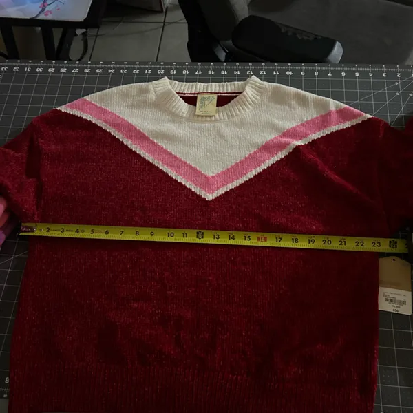 Stylish Red and White Women's Sweater Size undefined - Image 4