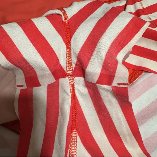 Lululemon Run Light As Air Short Fearless Red Waldo Stripe 2012 Seawheeze Size 8 - Image 5