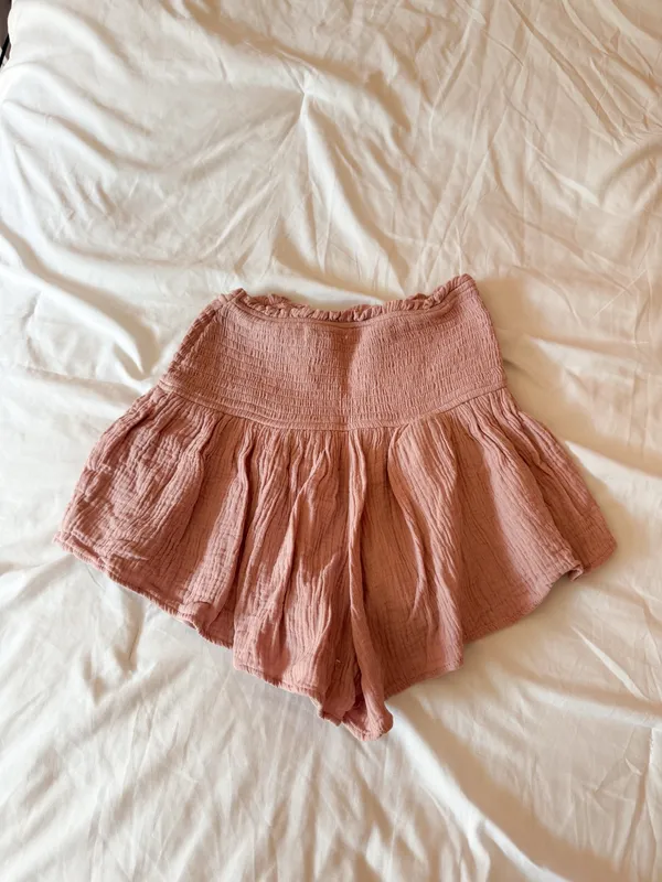 Blush Pink Smocked High Waisted Tiered Shorts Size Small - Image 2