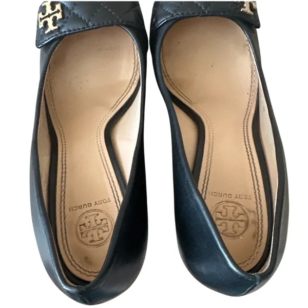 Tory Burch Marion Quilted Leather Wedge Pumps Black Gold Logo Size 8.5 - Image 4