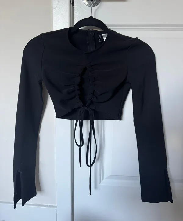 H&M Divided Black Long Sleeved Crop Top - Image 2